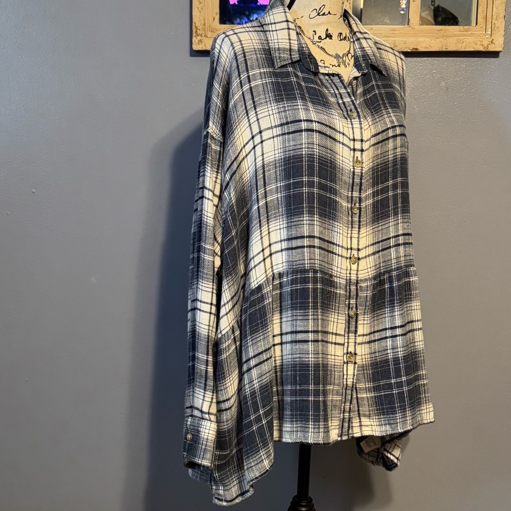 American Eagle High/Low Plaid Button-Up Shirt